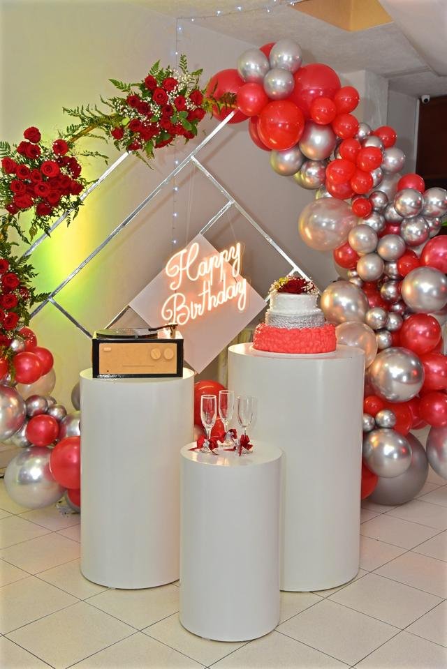 Arco de globos rojos y plateados para cumpleaños