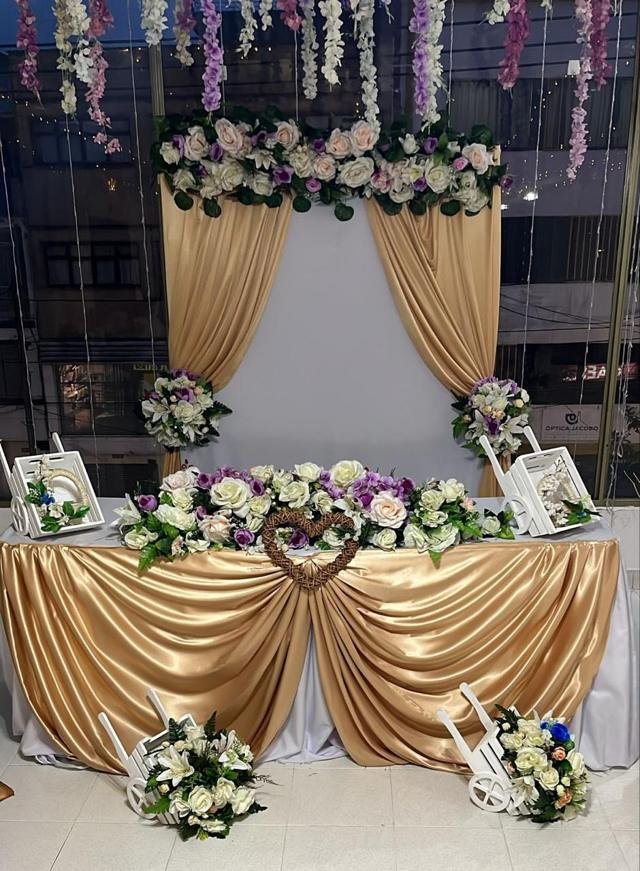 Mesa principal de matrimonio decorada en dorado
