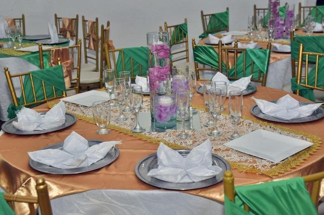 Montaje de mesas en Eventos Channel