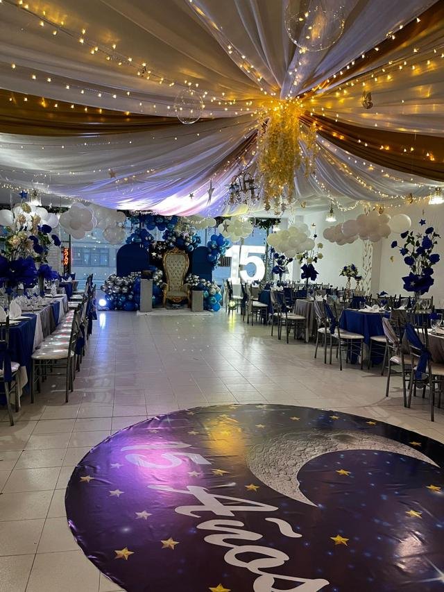 Salón de Eventos Channel decorado en azul, con mesas montadas y pista de baile
