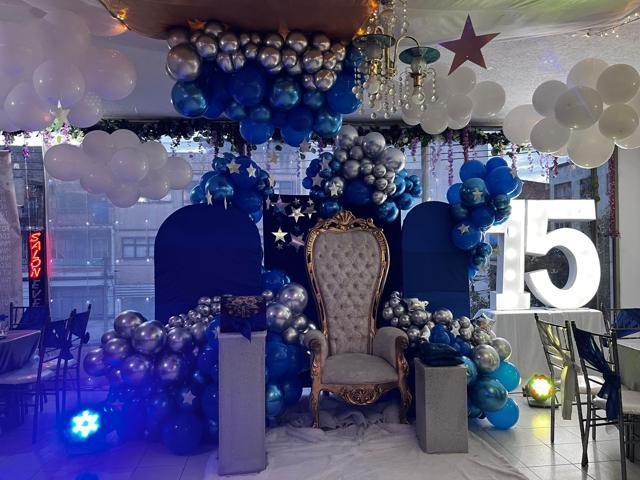 Trono y decoración azul para 15 años